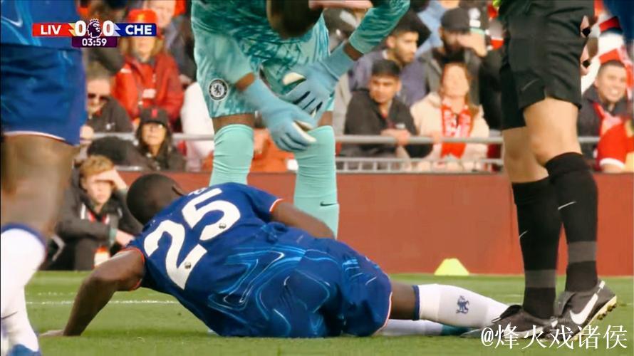 英超裁判争议不断！曼联遇判罚风波，对手手球漏判锁喉仅黄牌